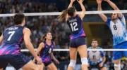 Игра в волейбол в спортивной форме в новой